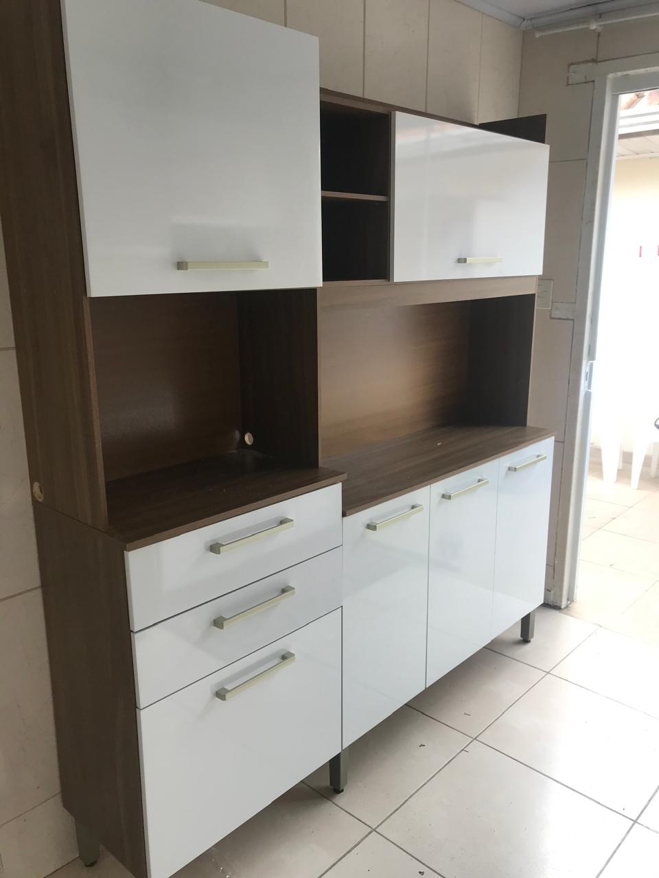 Armário de cozinha branco com madeira montado profissionalmente em Curitiba