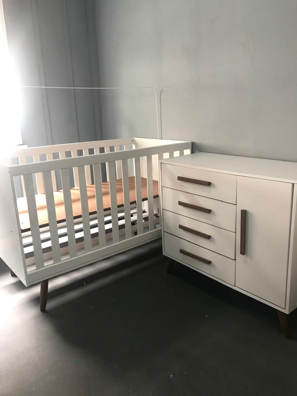 Berço e cômoda montados para quarto de bebê em Curitiba
