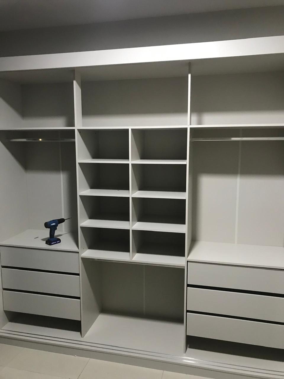 Closet planejado branco com cabideiros e gavetas montado em Curitiba