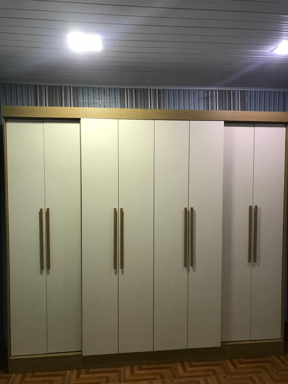 Guarda-roupa 6 portas branco com puxadores dourados montado em Araucária
