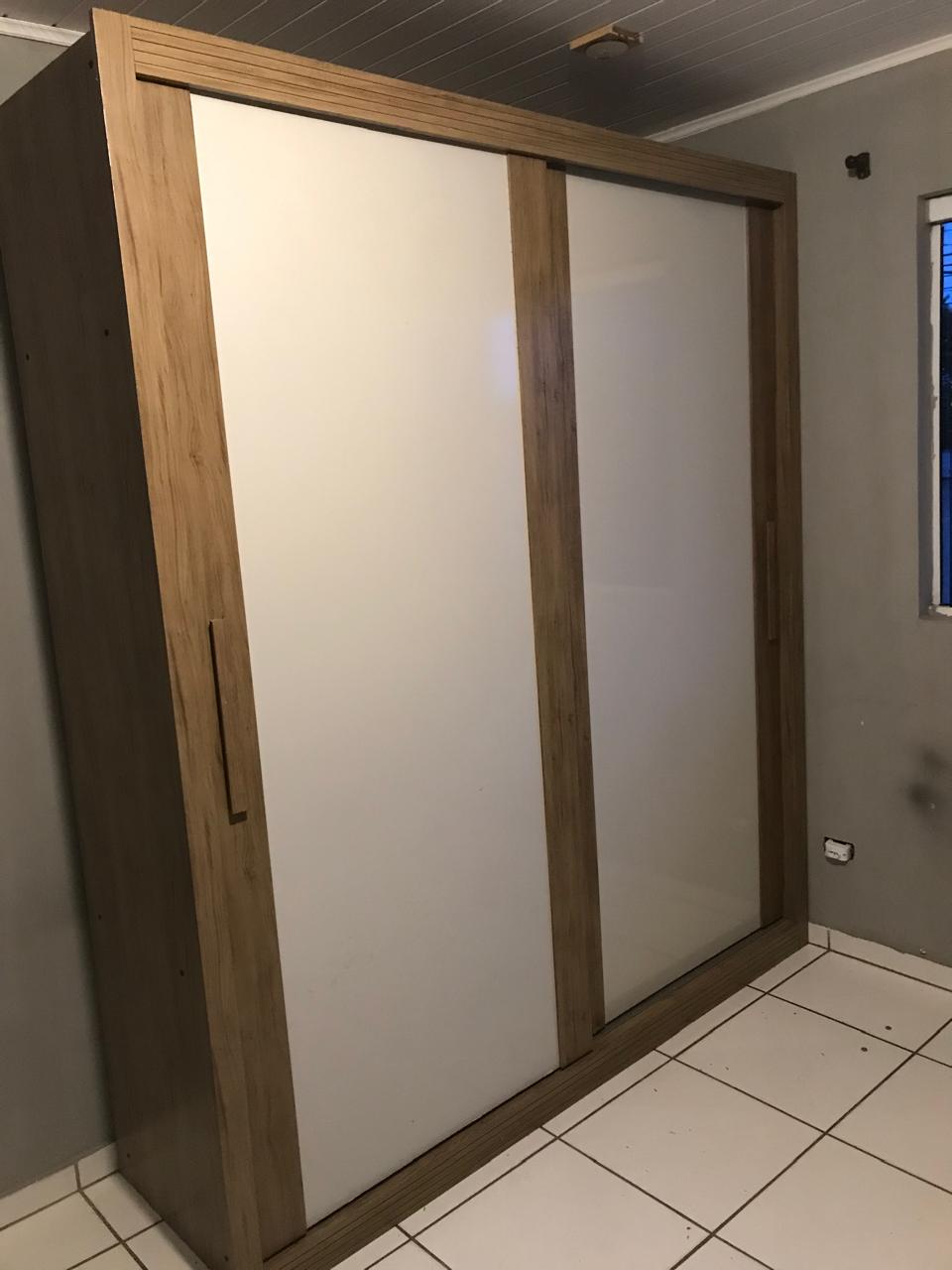 Guarda-roupa com portas de correr em branco e madeira montado em Curitiba